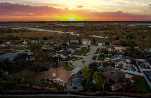 Holiday Harbors House | Summer Breeze - Heated Pool - 4 min to Mayo