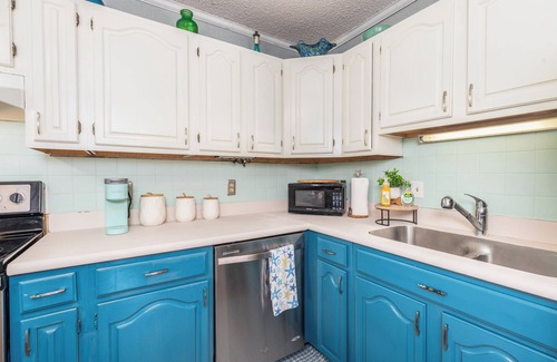Caine Woods Condo | Summer Breeze l North Ocean City l Charming 2BR l Large Deck l Walk to Beach!
