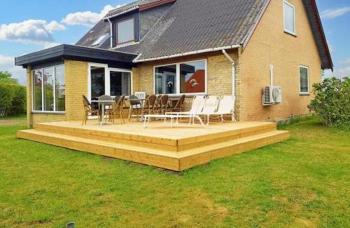 Maribo House | Summer Cottage Tucked Away In Coastal Area