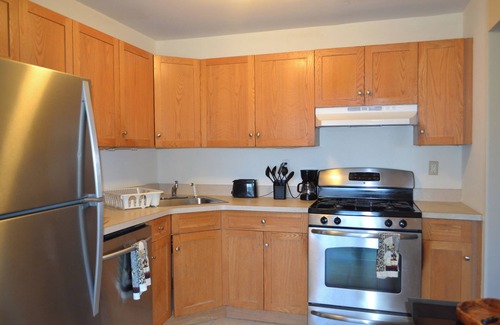 Iselin Apartment | SUMMER DISCOUNT Spacious 3 bedroom townhome free parking washer/dryer WIFI