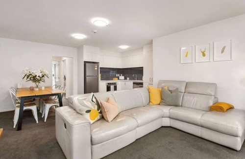 Edgeware Apartment | Summer Fun | Free Secure Parking | Pool | Gym