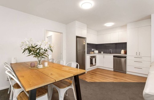 Edgeware Apartment | Summer Fun | Free Secure Parking | Pool | Gym