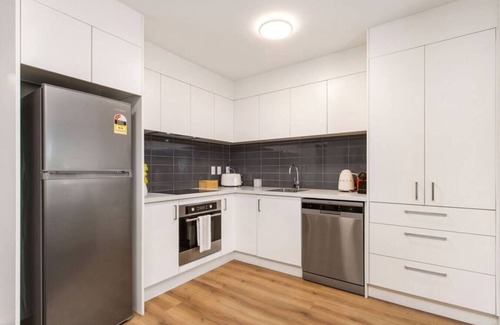 Edgeware Apartment | Summer Fun | Free Secure Parking | Pool | Gym