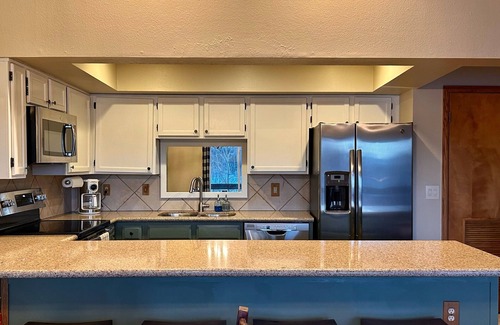 Wildernest Condo | Summer Getaway - Stunning Mountain and Aspen Views - Hot Tub