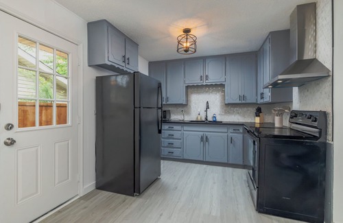 Euless House | Summer Getaway w/Fenced Yard - Near DFW Airport