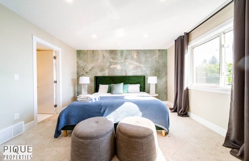 Jasper Place Hotel | Summer Haven-HotTub-FireTable-King Bed-BBQ-Sleeps8