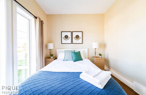 Jasper Place Hotel | Summer Haven-HotTub-FireTable-King Bed-BBQ-Sleeps8