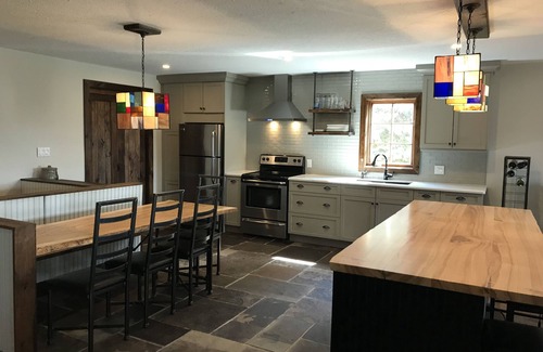 Thornbury House | Summer House Rental - Thornbury (30 day min.)