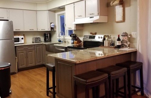 Edgewood House | Summer is here! Cozy home near swimming lake. Come to hang,have fun & relax!