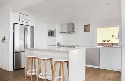 Lake Munmorah House | Summer Lakefront Bliss and Pool