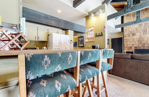Majestic Pines Condo | Summer Mammoth Get-A-Way! Near the Sierra Star Golf Course and Pool On-site!