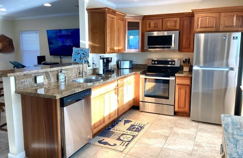 Marathon House | Summer Openings - Last Minute Savings! Deep Water Canal, SwimSpa Pool, Kayaks!