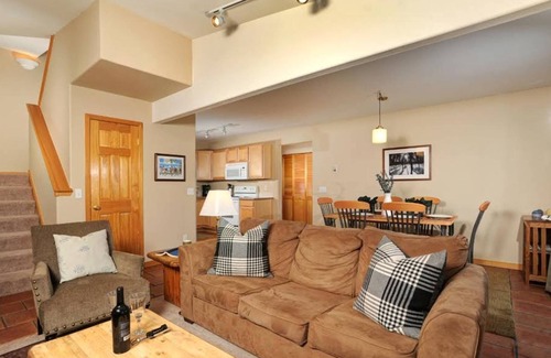 Wildernest Condo | Summer or Ski Seasonal Rental! Stunning Lake & Mountain Views, Pool, Hot Tubs, 25% off 60+ Day Stays