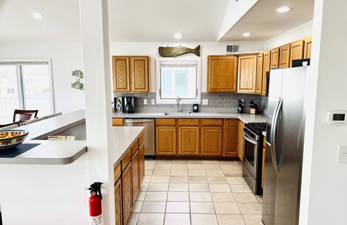 South Beach Haven House | SUMMER PEAK WEEKS AVAILABLEnOceanside 4 Bdm Steps Off Beach, Sleeps 15