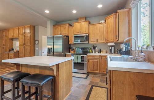 Zigzag Ski Chalet | Summer perfect getaway!Hot-tub, Creek,dog friendly, EV charger