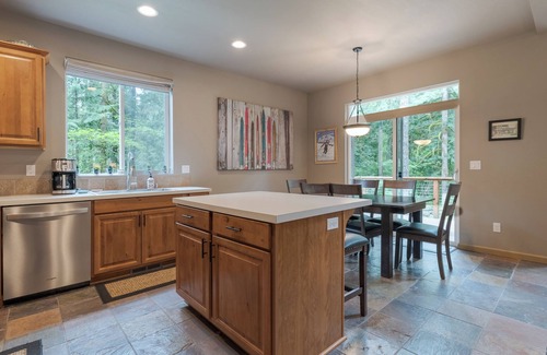 Zigzag Ski Chalet | Summer perfect getaway!Hot-tub, Creek,dog friendly, EV charger