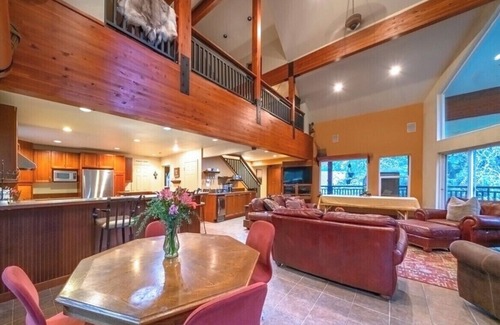 Easton Cabin | Summer Play, Secluded, Hot Tub, Lakes, Hiking, Game Room, 5 Star Rating AirBnB