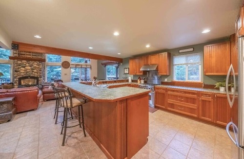 Easton Cabin | Summer Play, Secluded, Hot Tub, Lakes, Hiking, Game Room, 5 Star Rating AirBnB