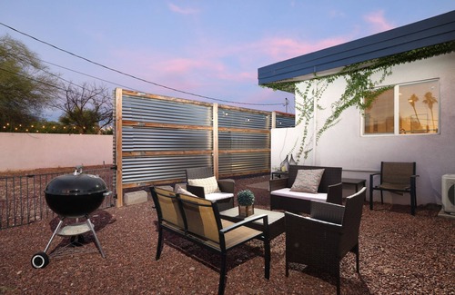 Sam Hughes Apartment | Summer rates! Cozy Studio w/Private Yard & BBQ, Steps from UofA 🏜️🏡