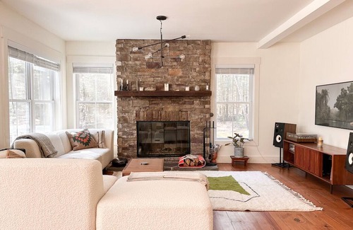 Mount Marion House | SUMMER RENTAL - AVAILABLE FROM JUNE 1 - AUG 31.