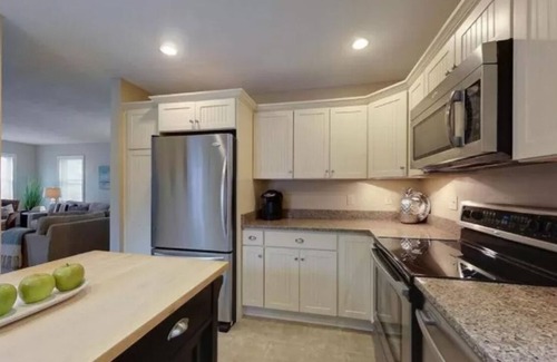 Fifth Ward House | *SUMMER RENTAL* Gorgeous, furnished 3 bedroom 1.5 bath w/garage & private deck