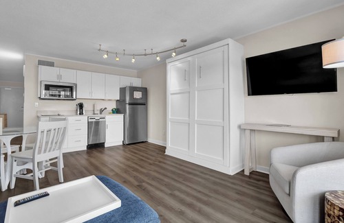 Wrightsville Beach Condo | Summer Sands- Who Let the Dogs In Room 305