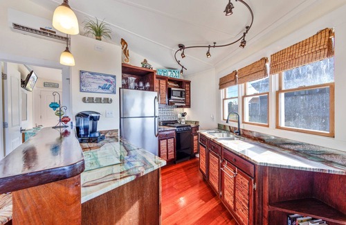 Brigands' Bay House | SUMMER SAVINGS - Soundfront Dog Friendly Hut w/Hot Tub, Private Sound Access