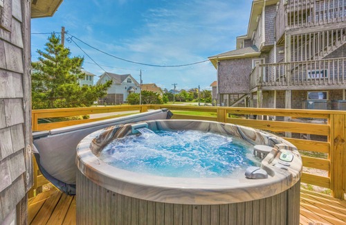 Brigands' Bay House | SUMMER SAVINGS - Soundfront Dog Friendly Hut w/Hot Tub, Private Sound Access