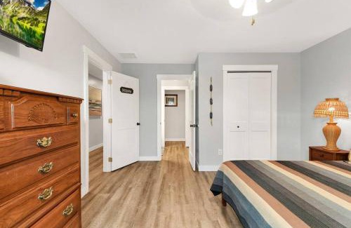 Syracuse House | Summer Sizzle! 6-Bed Channel Home!