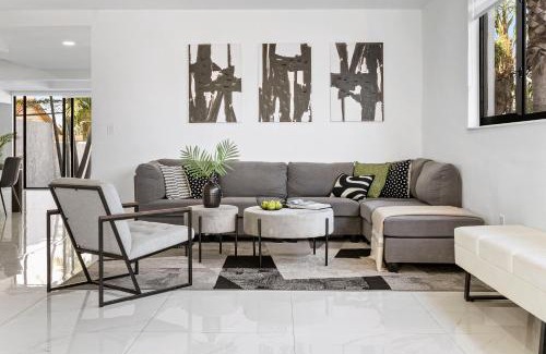 Olympia Heights House | Summer Sizzle Sale! 4BR - Private Yard, Grill, Soaking Tub, Near Coral Gables & MIA Airport