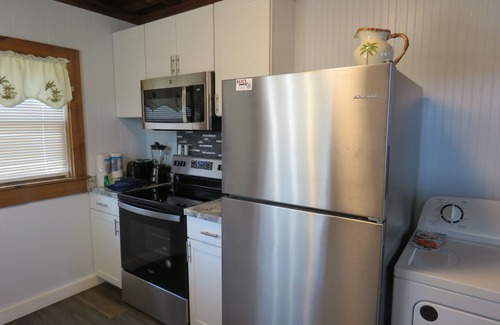 South Nags Head Cottage | Summer Special/RIGHT ACROSS from OCEAN/Fenced yard/pet friendly
