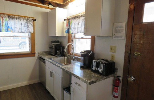 South Nags Head House | Summer Special/RIGHT ACROSS from OCEAN/Fenced yard/pet friendly