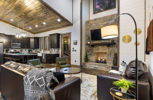 Pickens Cabin | Summer Specials: 4 King Master Bedrooms - Bunkhouse - Sleeps16+