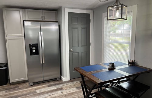 Muncie House | Summer Specials-Guest favorite! Near IU Hospital & Ball State University