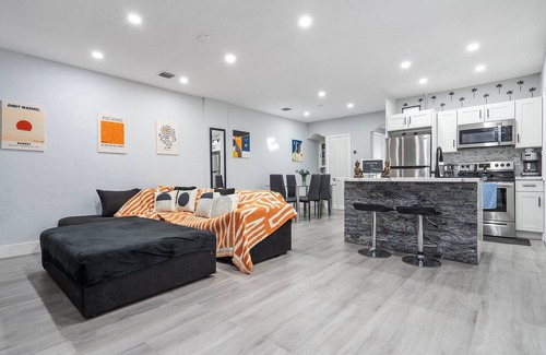 East Little Havana House | Summer Stay - Hot Tub - 5min to Brickell & Nightlife