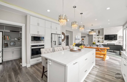 Butte House | Summer Wind North - Luxurious Home w/Hot Tub, & Epic Views! Near Reindeer Farm!