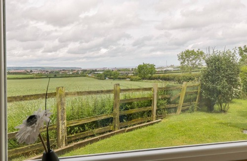 Hawsker Cottage | SUMMERFIELD ANNEXE, family friendly, with a garden in Whitby