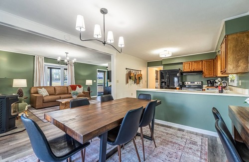 Mount Nebo Cabin | Summersville Family Lodge – Deck & Billiards Retreat