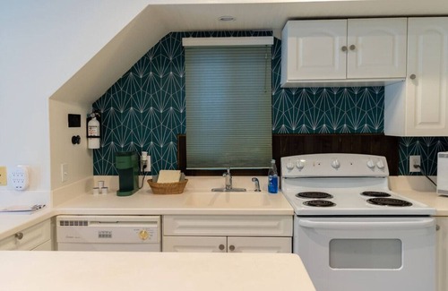 Pierre Part Boat Rental | Summertime Bayou Houseboat Oasis: Fish, Hot tub, Kayak