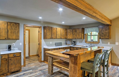 Summerville House | Summerville Getaway w/Deck + On-Site Creek!