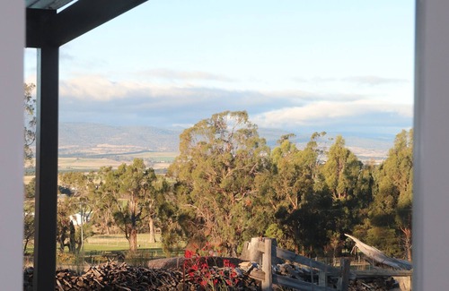 Devon Hills House | Summit Accommodation in rural peace10 mins from Launceston