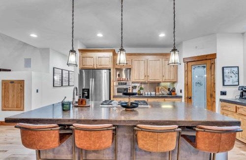 Pla-Vada Woodlands House | Summit Chalet Hot Tub and Game Room Near Skiing