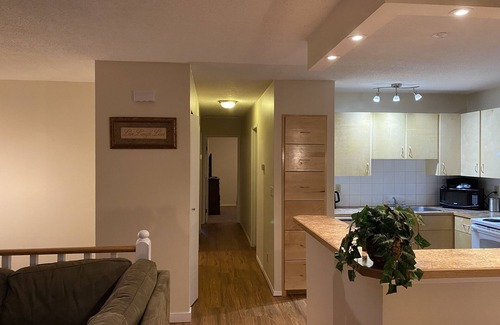 Montgomery House | SUMMIT & CITY STAY VRBO HOME —River, Mountains, Downtown, Mall, Stampede & More!