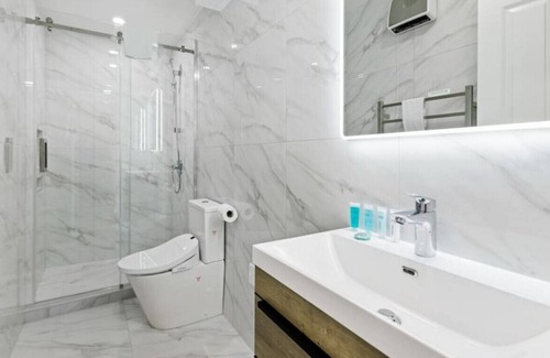 Mount Roskill House | Summit Crest Townhouse with Parking and Air-con