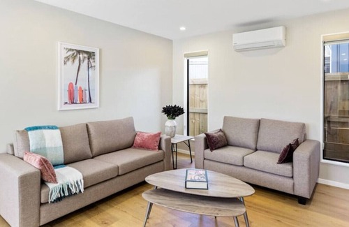 Mount Roskill House | Summit Crest Townhouse with Parking and Air-con