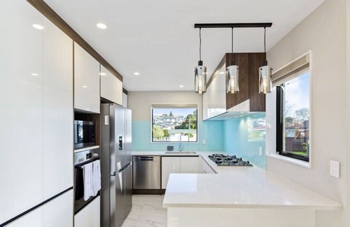 Mount Roskill House | Summit Crest Townhouse with Parking and Air-con
