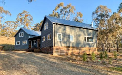 Armidale House | Summit House Armidale - 2 or 4 Bedrooms
