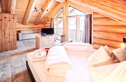 Pfunds Ski Chalet | Summit Lodges
