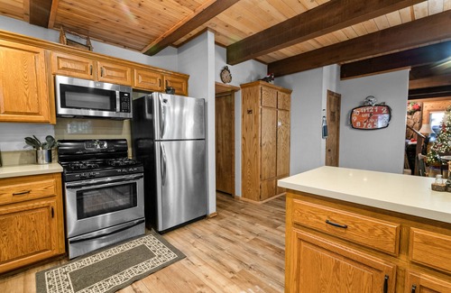 Summit Estates Cabin | Summit Mountain Lodge - Amazing location near Snow Summit! Hot Tub, Game Room, BBQ, Walk to Slopes