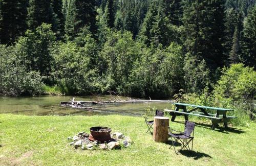 Valemount Cabin | Summit River Lodge & Campsites